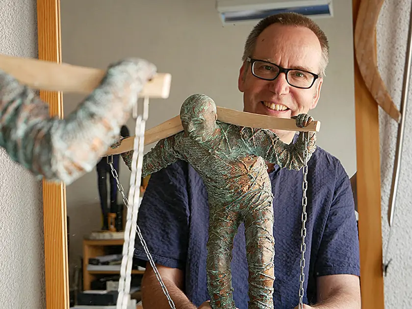 Rainer E. Rühl – ein Künstler, der mit seinen gebundenen Skulpturen fesselt und berührt